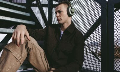 Zdjęcie okładkowe wpisu: Wygoda priorytetem! Zabierz na wycieczkę słuchawki – najlepiej takie, które grają 100 godzin na jednym ładowaniu baterii