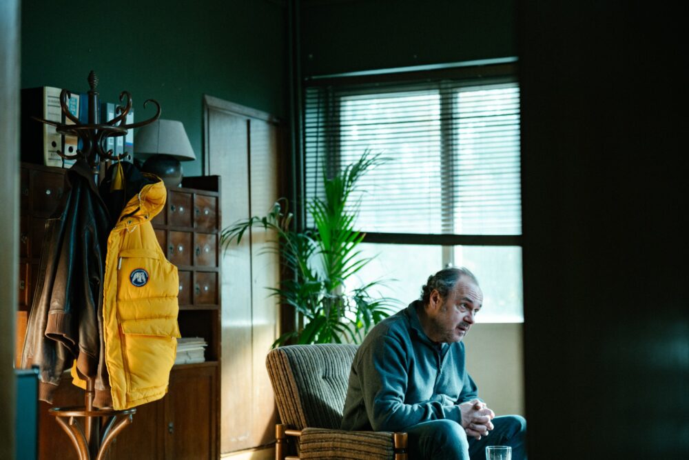 Zdjęcie okładkowe wpisu: Storytel i CANAL+ ponownie łączą siły – premiera „Klangor. Słuchowisko”. Arkadiusz Jakubik powraca jako Rafał Wejman